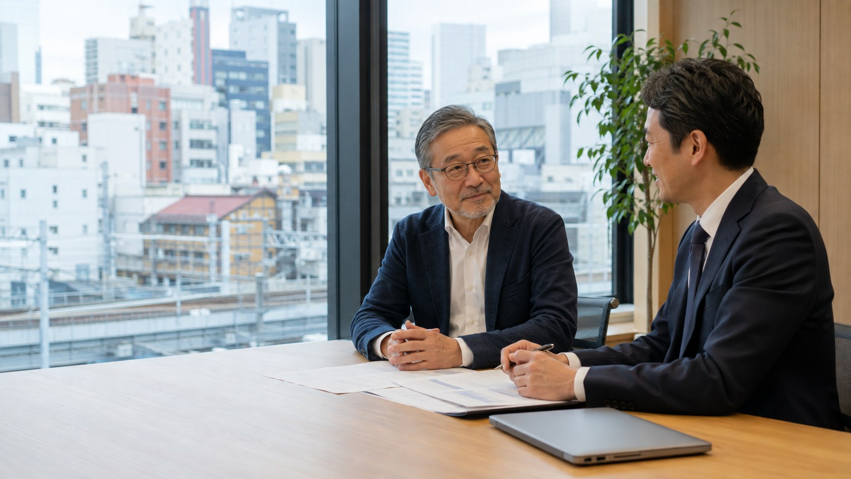 落ち着いた会議室で事業の将来を相談する経営者とアドバイザーのイメージ